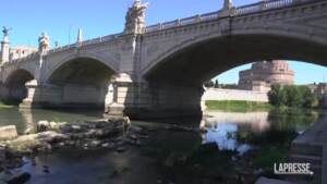 Roma, le antiche rovine riaffiorano dal Tevere a causa della siccità