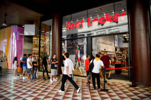 Milano: al via i saldi estivi 2022, shopping in Corso Vittorio Emanuele