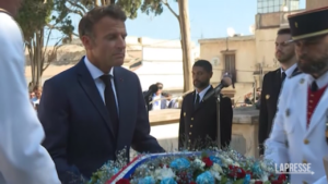 Il presidente francese Macron visita il cimitero di Algeri e rende omaggio ai soldati morti durante l’epoca coloniale