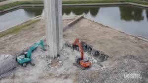 La Lettonia abbatte l’obelisco di epoca sovietica presente nella capitale Riga