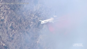 Usa, vasti incendi in California: i vigili del fuoco impegnati a spegnere le fiamme nella zona delle San Gabriel Mountains