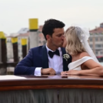 Federica Pellegrini e Matteo Giunta: dopo le nozze il bacio sul motoscafo