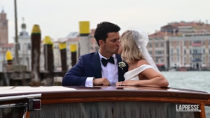Federica Pellegrini e Matteo Giunta: dopo le nozze il bacio sul motoscafo