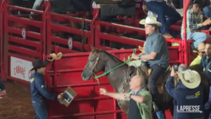 Brasile, Bolsonaro a cavallo a uno show di rodeo in vista del voto