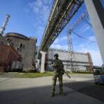 Ucraina, Aiea: “Raid a 100 metri dai reattori di Zaporizhzhia”. Ue verso la sospensione dell’accordo sui visti con Mosca