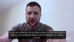 Ucraina, Zelensky: “Russi volevano distruggere la nostra forza aerea ma ci siamo salvati”