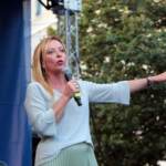 Scontro tra i partiti sulla questione migranti. Meloni rilancia il blocco navale. Salvini: “Non serve, bastano i decreti sicurezza”