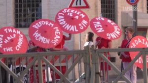 Vaticano, donne in protesta chiedono sacerdozio femminile