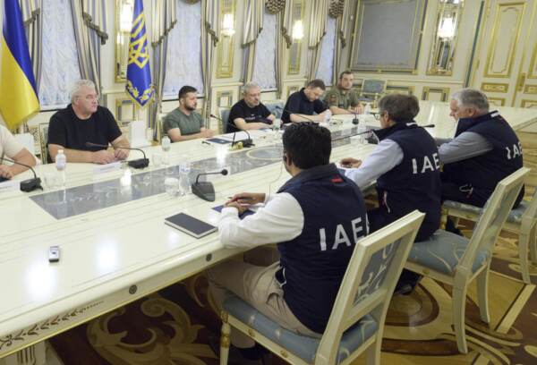 Kiev, il presidente Zelensky riceve il direttore generale dell'AIEA Rafael Gross