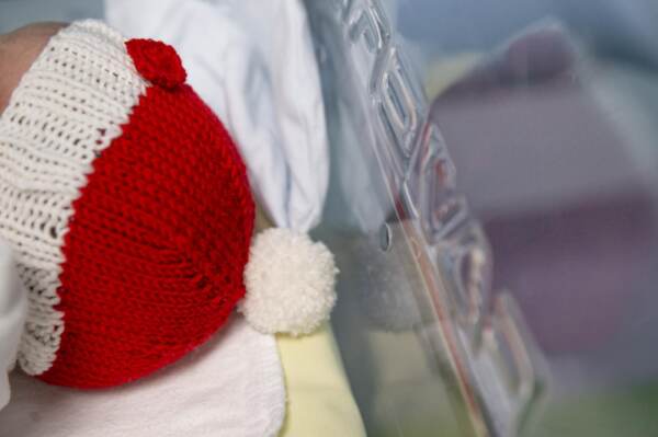L'associazione Mani di Mamma regala cappellini di Natale per i neonati