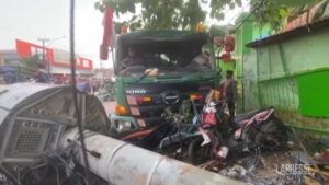 Indonesia: camion travolge fermata del bus, almeno 10 morti