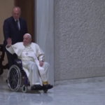 Papa Francesco in sedia a rotelle all’udienza generale