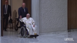 Papa Francesco in sedia a rotelle all’udienza generale