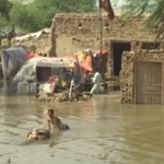 Pakistan, gli abitanti di Shikarpur tentano di salvare i loro averi
