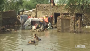 Pakistan, gli abitanti di Shikarpur tentano di salvare i loro averi