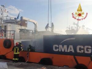 Crotone, esplosione su rimorchiatore in porto: tre morti e due feriti