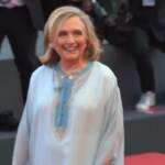 Venezia 79, Hillary Clinton a sorpresa sul red carpet