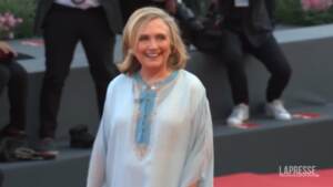 Venezia 79, Hillary Clinton a sorpresa sul red carpet