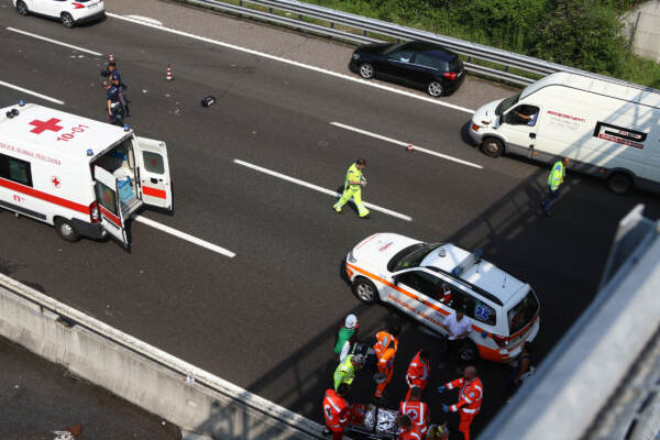 Auto si ribalta e va a fuoco, muore bimba di 4 anni