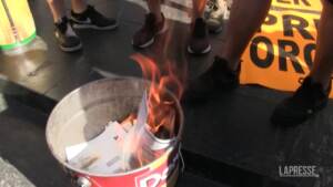 Energia, disoccupati bruciano bollette in piazza a Napoli