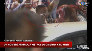 Argentina, punta pistola in faccia a Cristina Kirchner: arrestato