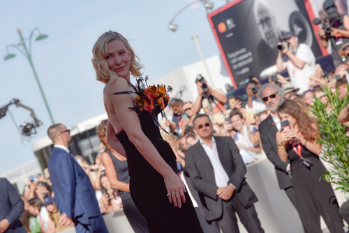 Venezia 79, Cate Blanchett brilla sul red carpet – FOTOGALLERY