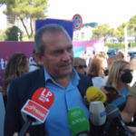 Caro energia, De Magistris sotto la sede Eni: “Tassiamo extra-profitti al 90%”