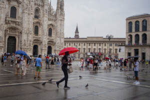 Arrivo della perturbazione sul nord Italia, pioggia in Piazza del Duomo a Milano