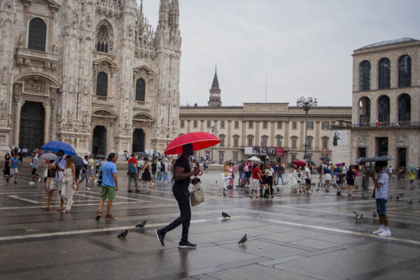 Arrivo della perturbazione sul nord Italia, pioggia in Piazza del Duomo a Milano