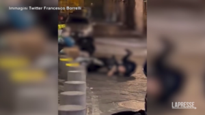 Napoli, ubriaco tenta di guidare lo scooter ma cade a terra più volte