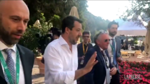 L’arrivo di Salvini al Forum Ambrosetti, colazione in riva al Lago per il leader della Lega