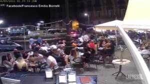 Napoli: spari in centro davanti a un bar, clienti in fuga. Le immagini