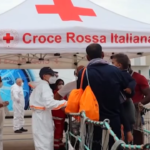 Taranto, lo sbarco dei migranti soccorsi dalla Ocean Viking