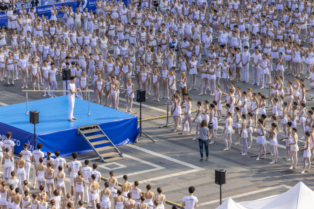 Galleria foto 'Milano: 1.607 ballerini in piazza Duomo a lezione di danza da Bolle' - foto 3