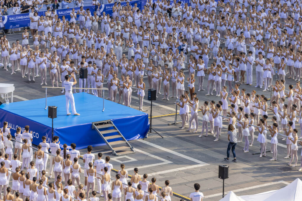 Galleria foto 'Milano: 1.607 ballerini in piazza Duomo a lezione di danza da Bolle' - foto 4