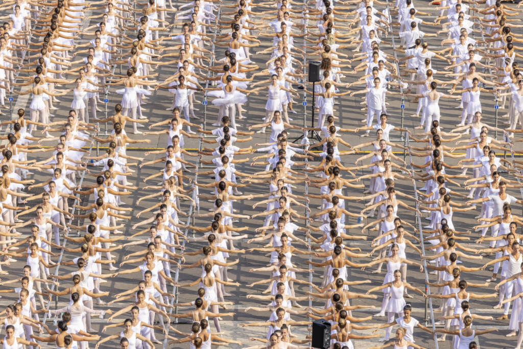 Galleria foto 'Milano: 1.607 ballerini in piazza Duomo a lezione di danza da Bolle' - foto 5