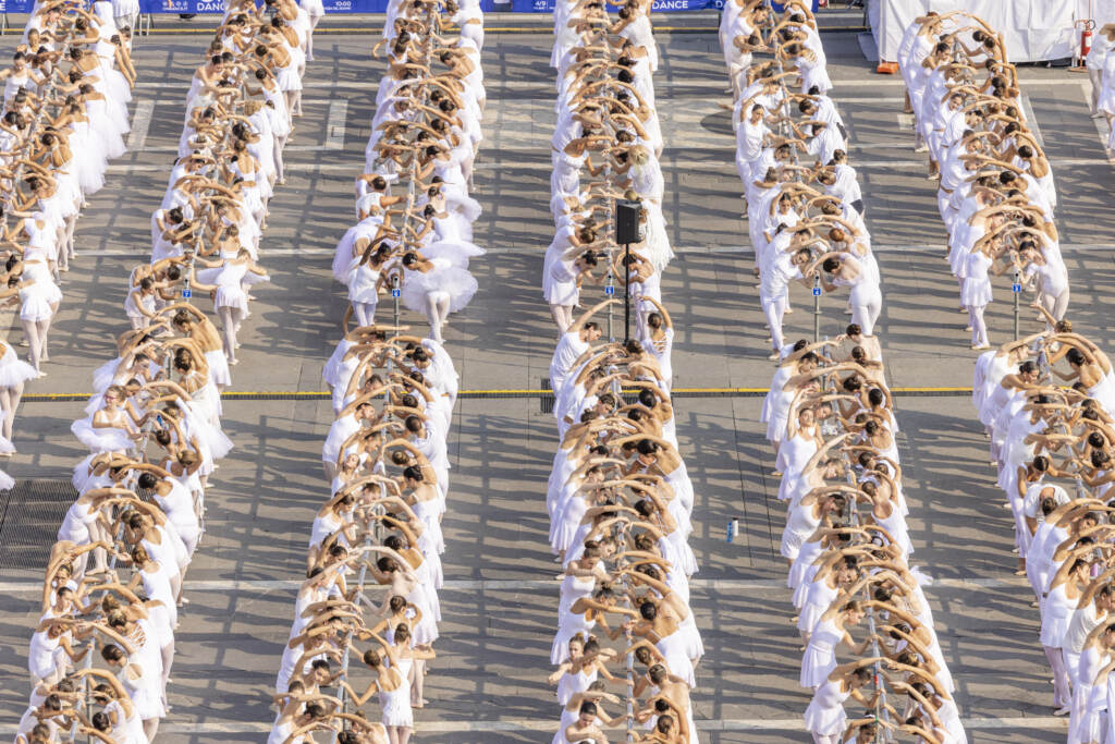 Galleria foto 'Milano: 1.607 ballerini in piazza Duomo a lezione di danza da Bolle' - foto 6