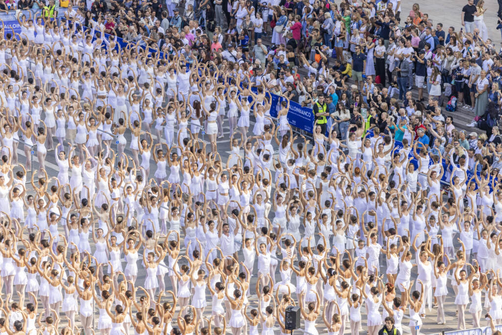 Galleria foto 'Milano: 1.607 ballerini in piazza Duomo a lezione di danza da Bolle' - foto 7