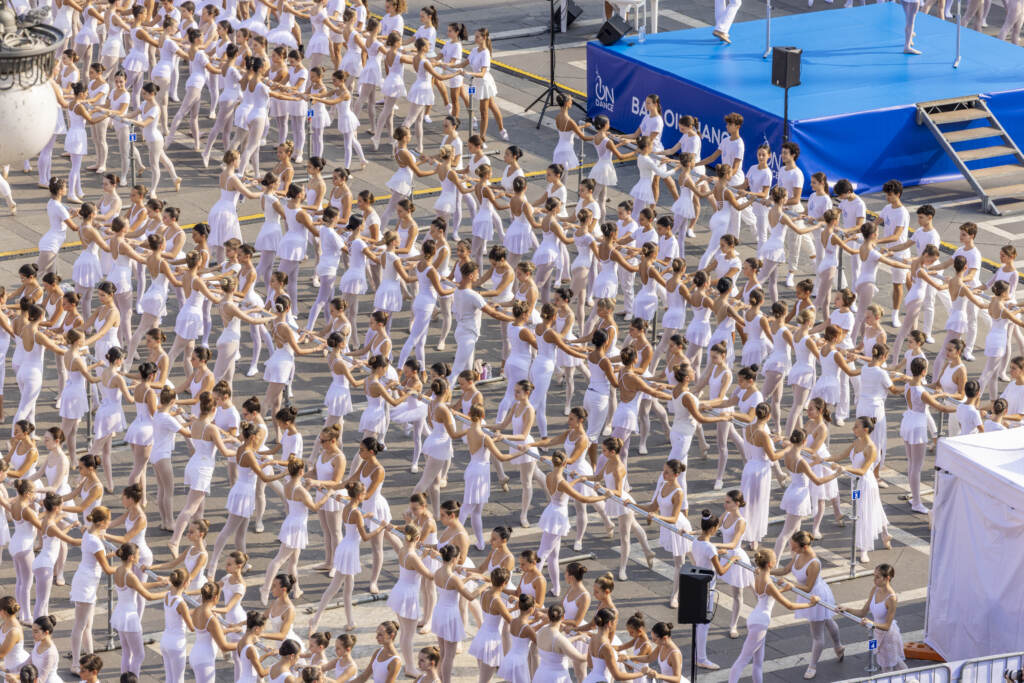 Galleria foto 'Milano: 1.607 ballerini in piazza Duomo a lezione di danza da Bolle' - foto 2