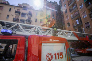 Incendio in un palazzo a Milano in via Vespri Siciliani
