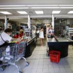 Inflazione, Istat: “Rientro più lungo, famiglie spendono meno”