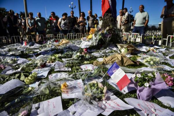 Continua l'omaggio alle vittime della strage di Nizza sulla Promenade des Anglais