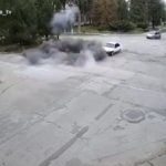 Ucraina, colpo di mortaio russo sfiora auto: passeggeri illesi