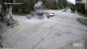 Ucraina, colpo di mortaio russo sfiora auto: passeggeri illesi