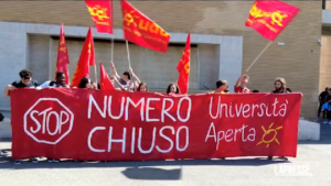 Roma: test di Medicina, proteste e flash mob contro il numero chiuso alla Sapienza