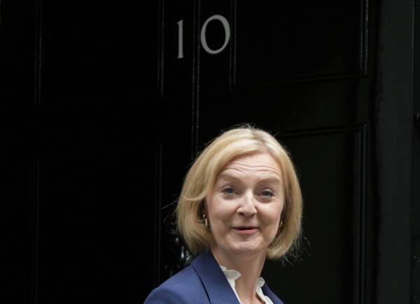 Londra, il nuovo primo ministro Liz Truss lascia il numero 10 di Downing Street per partecipare alla sua prima Questions Time