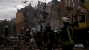 Ukraine, Sloviansk: Firefighters dig through the rubble of an apartment building