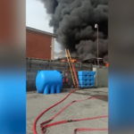 Milano: maxi-incendio in fabbrica di solventi, il fumo nero invade il cielo