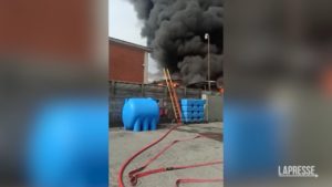 Milano: maxi-incendio in fabbrica di solventi, il fumo nero invade il cielo