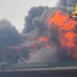 Milano, maxincendio in fabbrica: sei feriti